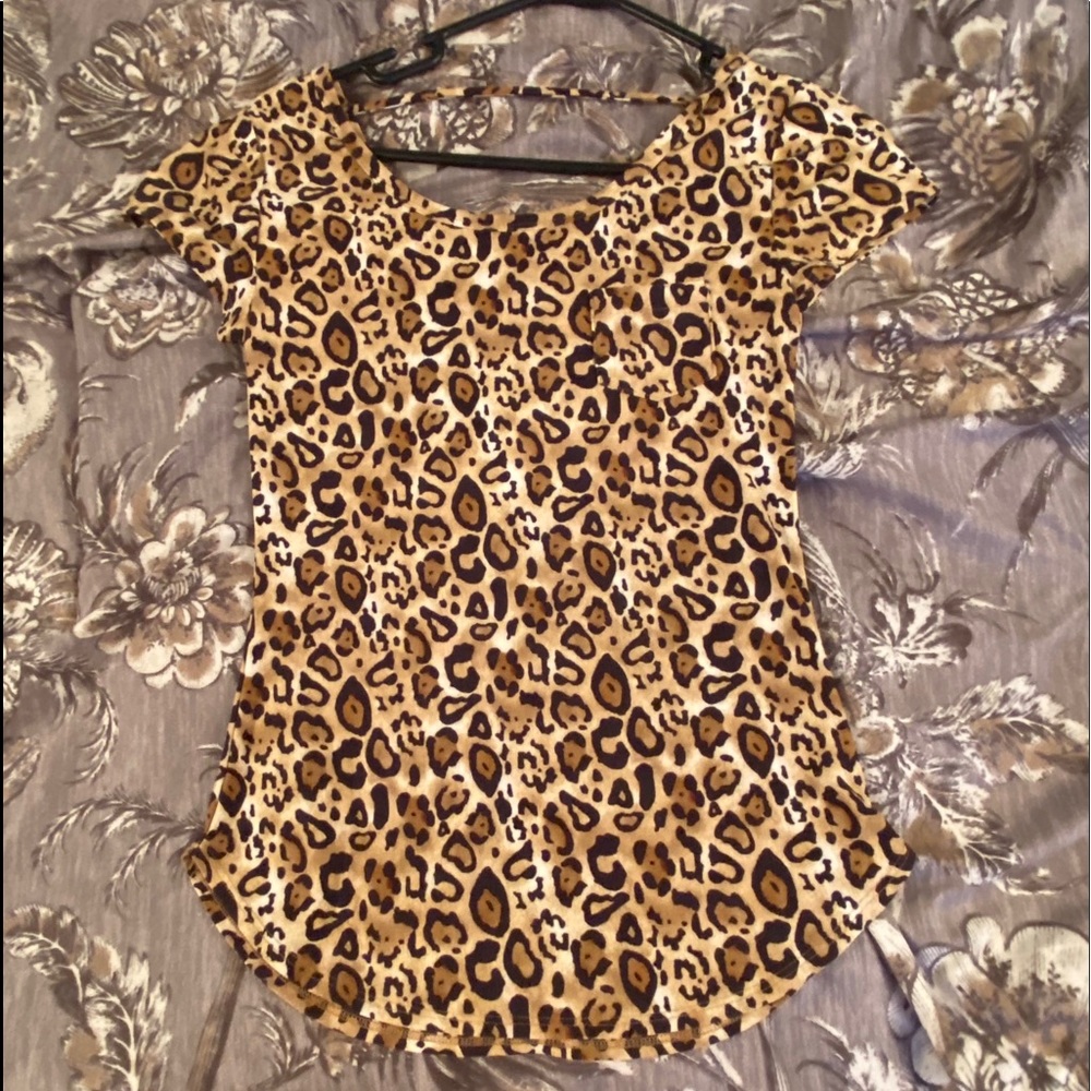 Fitted junior small, leopard, pocket tee, low back